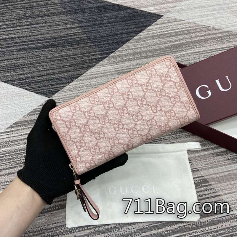 頂級高仿Gucci 819122 奢華質感高仿LV包 Gucci高仿開箱評價尺寸:19(長)x10(寬)x2.5(厚)顏色:粉色pvc/原廠皮。 頂級高仿Gucci 819122 奢華質感高仿LV包 Gucci高仿開箱評價尺寸:19(長)x10(寬)x2.5(厚)顏色:粉色pvc/原廠皮。