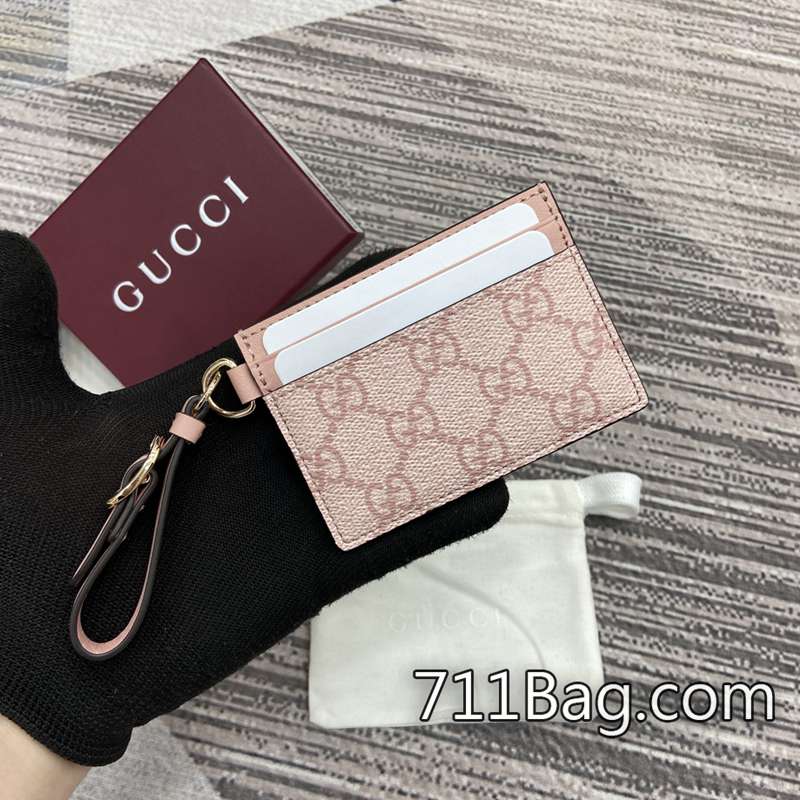 精品A貨Gucci 819121 提把牢固結實,承重無憂。 Gucci A貨批發零售尺寸:7厘米(寬)x10厘米(高)重量:約65克顏色:粉膠粉pvc/原廠皮。 精品A貨Gucci 819121 提把牢固結實,承重無憂。 Gucci A貨批發零售尺寸:7厘米(寬)x10厘米(高)重量:約65克顏色:粉膠粉pvc/原廠皮。