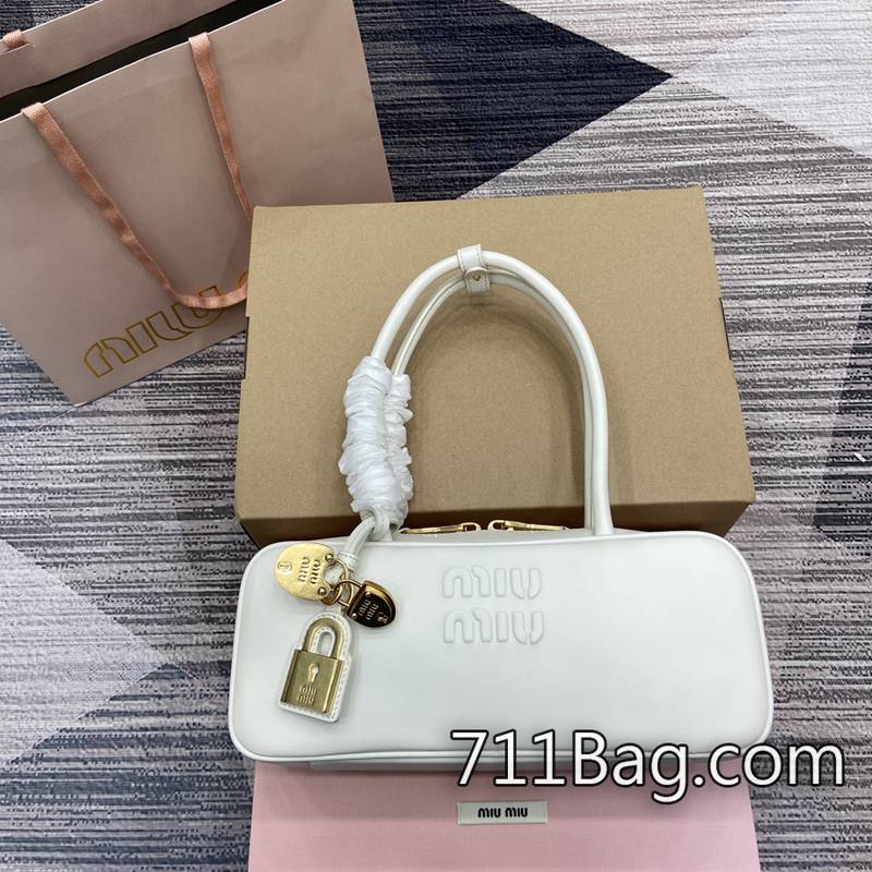 頂級精品MiuMiu 5bb173 高質真皮頂級做工 高仿MiuMiu包包尺寸:28X12X8cm。 頂級精品MiuMiu 5bb173 高質真皮頂級做工 高仿MiuMiu包包尺寸:28X12X8cm。