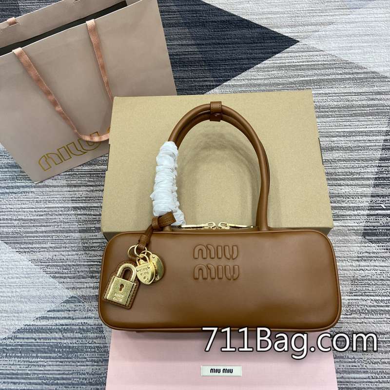 精品MiuMiu繆繆 5bb173 仿真度極高,細節媲美專櫃正品。 MiuMiuA貨批發尺寸:28X12X8cm。 精品MiuMiu繆繆 5bb173 仿真度極高,細節媲美專櫃正品。 MiuMiuA貨批發尺寸:28X12X8cm。