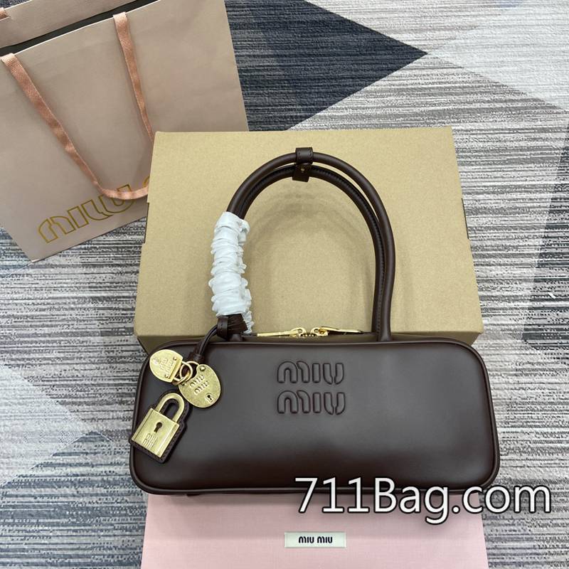A貨MiuMiu 5bb173 手感柔軟高質感包包 MiuMiu仿品貨源尺寸:28X12X8cm。 A貨MiuMiu 5bb173 手感柔軟高質感包包 MiuMiu仿品貨源尺寸:28X12X8cm。