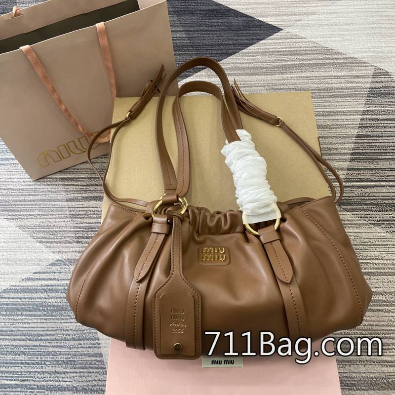 頂級一比一MiuMiu 5BG306 高端定製精品手袋 MiuMiu仿真手鍊尺寸:32✖16✖10.5顏色:棕色全皮/原廠皮。意大利創作 頂級一比一MiuMiu 5BG306 高端定製精品手袋 MiuMiu仿真手鍊尺寸:32✖16✖10.5顏色:棕色全皮/原廠皮。意大利創作