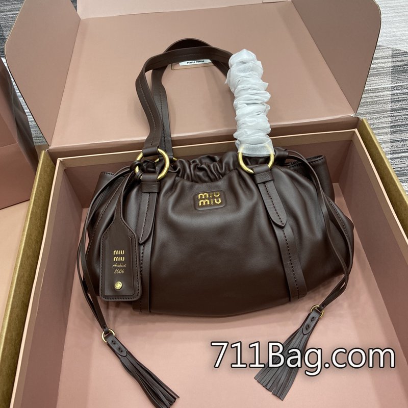 超3AMiuMiu 5BG306 一針一線完美復刻 MiuMiu高仿腰帶尺寸:32✖16✖10.5顏色:石楠木全皮/原廠皮。意大利創作 超3AMiuMiu 5BG306 一針一線完美復刻 MiuMiu高仿腰帶尺寸:32✖16✖10.5顏色:石楠木全皮/原廠皮。意大利創作