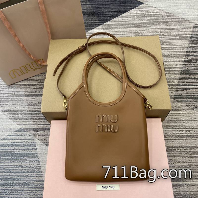 精品高仿MiuMiu 5BA281 使用與正品相同材質面料。 MiuMiu一比一高仿尺寸:20cmx24cm。顏色:棕色/原廠皮。 精品高仿MiuMiu 5BA281 使用與正品相同材質面料。 MiuMiu一比一高仿尺寸:20cmx24cm。顏色:棕色/原廠皮。