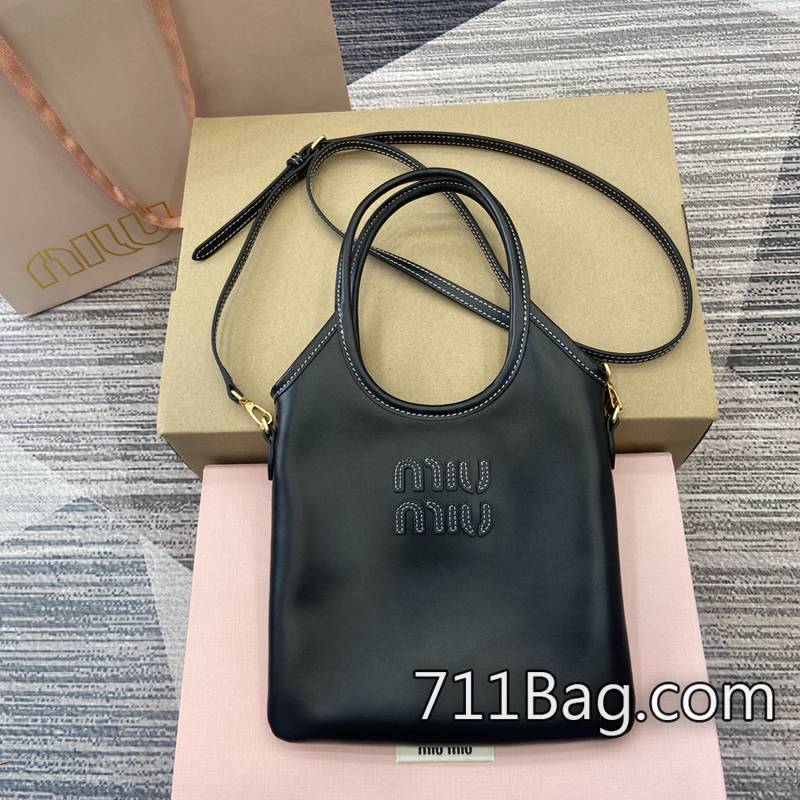 原版一比一MiuMiu 5BA281 優質包包細節精緻 A貨MiuMiu包包尺寸:20cmx24cm。顏色:黑色/原廠皮。 原版一比一MiuMiu 5BA281 優質包包細節精緻 A貨MiuMiu包包尺寸:20cmx24cm。顏色:黑色/原廠皮。