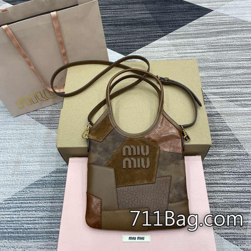 頂級高仿MiuMiu 5BA281 嚴選材質打造精品包 MiuMiu仿真耳環尺寸:20cmx24cm。顏色:拼貼棕色/原廠皮 頂級高仿MiuMiu 5BA281 嚴選材質打造精品包 MiuMiu仿真耳環尺寸:20cmx24cm。顏色:拼貼棕色/原廠皮