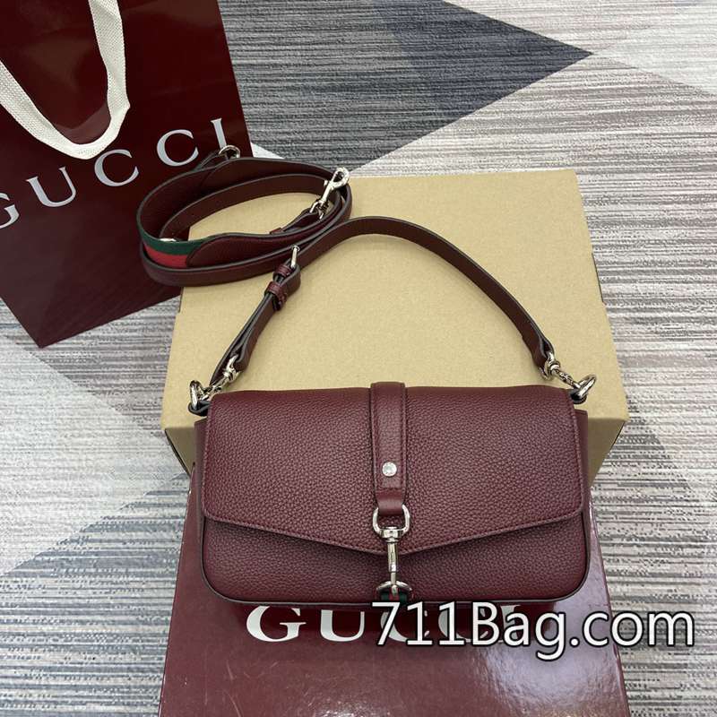 原版一比一Gucci 821623 背帶皮革柔軟不勒肩。 情侶款Gucci高仿推薦尺寸:23.5厘米(寬)x12.5厘米(高)x6.5厘米(深)重量:約0.67千克顏色:安可拉紅/原廠皮。 原版一比一Gucci 821623 背帶皮革柔軟不勒肩。 情侶款Gucci高仿推薦尺寸:23.5厘米(寬)x12.5厘米(高)x6.5厘米(深)重量:約0.67千克顏色:安可拉紅/原廠皮。