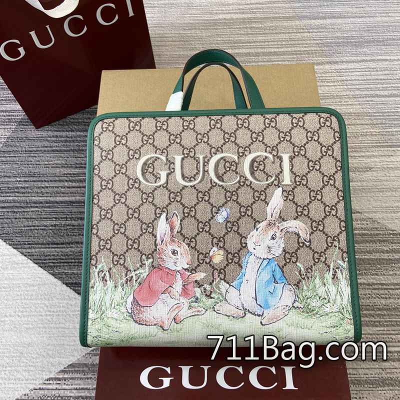頂級超3AGucci 605614 如藝術品般的精緻呈現。 Gucci原版皮高仿像素效果羊皮革與光滑牛皮革飾邊及瑩澤金屬件互為映襯,靈活滑帶可擴展包身,舒適皮革肩帶實現肩背或斜挎。15x15x38厘米\'href=\'http://upload.com/773946.html\'/>
<linkrel=\'next\'title=\'畫傢NaonJeong從日常生活和本土文化中汲取靈感,創作出趣意十足且充滿懷舊氣息的設計。她將小貓印花和其他趣味圖案與品牌名稱糅為一體,為2025早春兒童系列添姿加彩。這款兒童肩背包以GGSupreme帆佈匠心打造,巧妙融入通體“what?”貓咪印花。米色與深棕色GGSupreme帆佈紅色Supreme帆佈飾邊NaonJeong插畫作品通體“what?”小貓印花Gucci壓花標簽磁力按扣開合型號:814014。尺寸:16厘米(寬)x15厘米(高)x2.5厘米(深)顏色:小貓印花/原廠皮。 頂級超3AGucci 605614 如藝術品般的精緻呈現。 Gucci原版皮高仿像素效果羊皮革與光滑牛皮革飾邊及瑩澤金屬件互為映襯,靈活滑帶可擴展包身,舒適皮革肩帶實現肩背或斜挎。15x15x38厘米\'href=\'http://upload.com/773946.html\'/>
<linkrel=\'next\'title=\'畫傢NaonJeong從日常生活和本土文化中汲取靈感,創作出趣意十足且充滿懷舊氣息的設計。她將小貓印花和其他趣味圖案與品牌名稱糅為一體,為2025早春兒童系列添姿加彩。這款兒童肩背包以GGSupreme帆佈匠心打造,巧妙融入通體“what?”貓咪印花。米色與深棕色GGSupreme帆佈紅色Supreme帆佈飾邊NaonJeong插畫作品通體“what?”小貓印花Gucci壓花標簽磁力按扣開合型號:814014。尺寸:16厘米(寬)x15厘米(高)x2.5厘米(深)顏色:小貓印花/原廠皮。