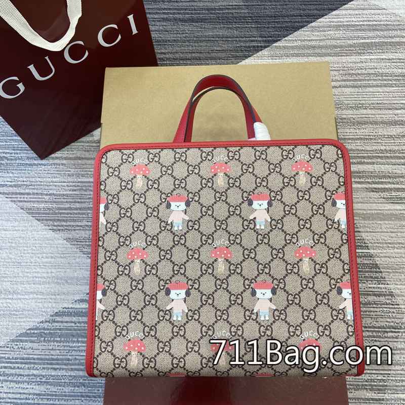 超3AGucci 605614 拉鍊順滑不卡線。 Gucci高仿私訊訂購尺寸:25(長)x28.5(寬)x11cm(厚)顏色:紅色/pvc印花 超3AGucci 605614 拉鍊順滑不卡線。 Gucci高仿私訊訂購尺寸:25(長)x28.5(寬)x11cm(厚)顏色:紅色/pvc印花