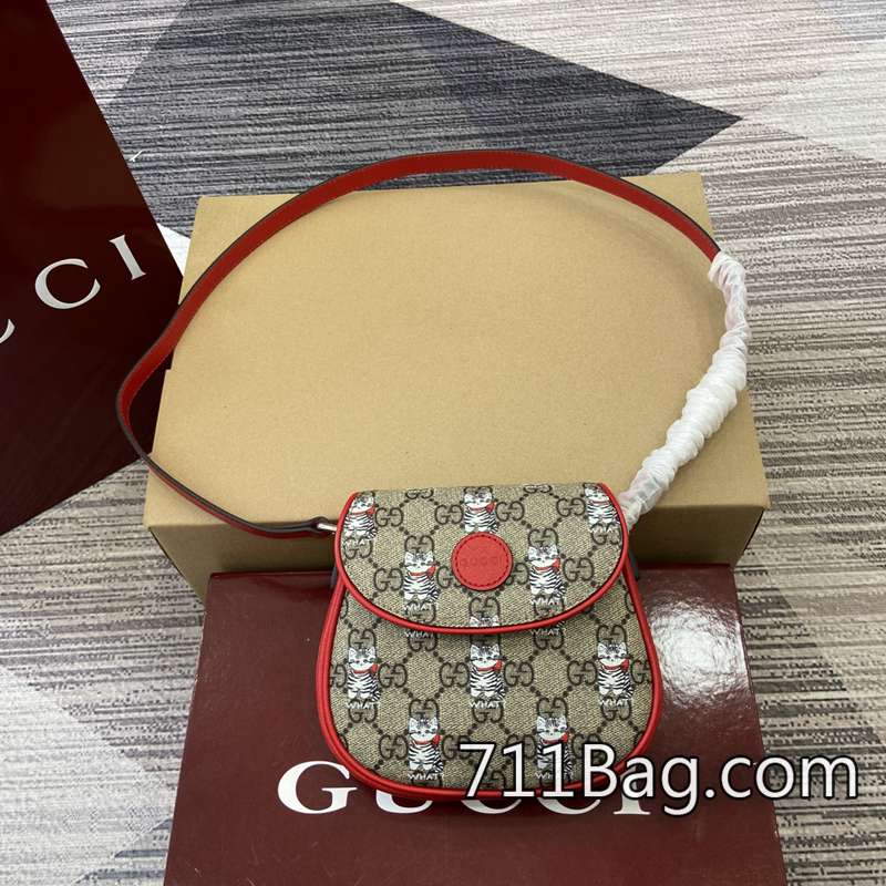 高仿Gucci 814014 進口皮料定製包包 Gucci Horsebit 1955包A貨尺寸:16厘米(寬)x15厘米(高)x2.5厘米(深)顏色:小貓印花/原廠皮。 高仿Gucci 814014 進口皮料定製包包 Gucci Horsebit 1955包A貨尺寸:16厘米(寬)x15厘米(高)x2.5厘米(深)顏色:小貓印花/原廠皮。