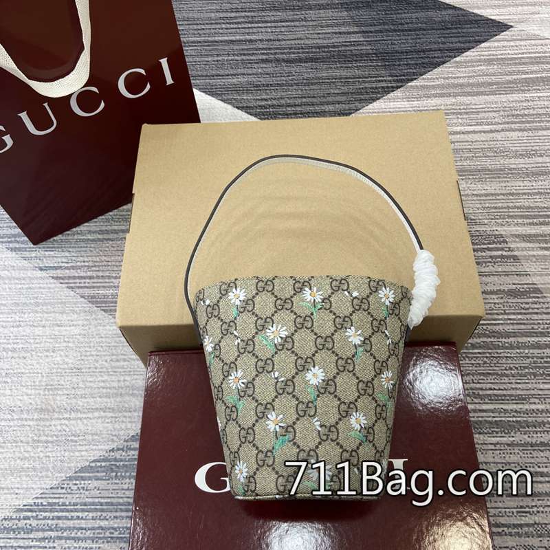 超3AGucci 752356 表面平滑無皺摺,質感細膩。 Gucci雙G標誌高仿尺寸:18.5厘米(寬)x16.5厘米(高)x7.5厘米(深)顏色:通體印花pvc/原廠皮。 超3AGucci 752356 表面平滑無皺摺,質感細膩。 Gucci雙G標誌高仿尺寸:18.5厘米(寬)x16.5厘米(高)x7.5厘米(深)顏色:通體印花pvc/原廠皮。