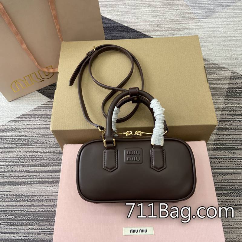 頂級超3AMiuMiu 5BP088 精品手工皮革女包 高仿MiuMiu推薦款尺寸:19X10X5cm顏色:石楠木色全皮/原廠皮。 頂級超3AMiuMiu 5BP088 精品手工皮革女包 高仿MiuMiu推薦款尺寸:19X10X5cm顏色:石楠木色全皮/原廠皮。