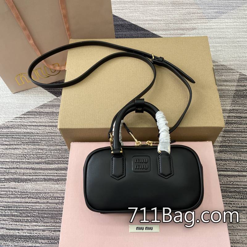 原版一比一MiuMiu 5BP088 做工細緻精品包款 MiuMiu仿品貨源尺寸:19X10X5cm顏色:黑色全皮/原廠皮。 原版一比一MiuMiu 5BP088 做工細緻精品包款 MiuMiu仿品貨源尺寸:19X10X5cm顏色:黑色全皮/原廠皮。