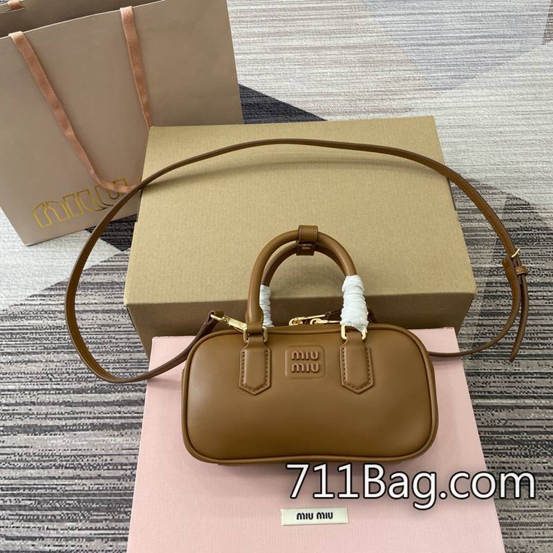 精品A貨MiuMiu 5BP088 頂級進口皮手感柔軟 高仿MiuMiu新款尺寸:19X10X5cm顏色:棕色全皮/原廠皮。 精品A貨MiuMiu 5BP088 頂級進口皮手感柔軟 高仿MiuMiu新款尺寸:19X10X5cm顏色:棕色全皮/原廠皮。