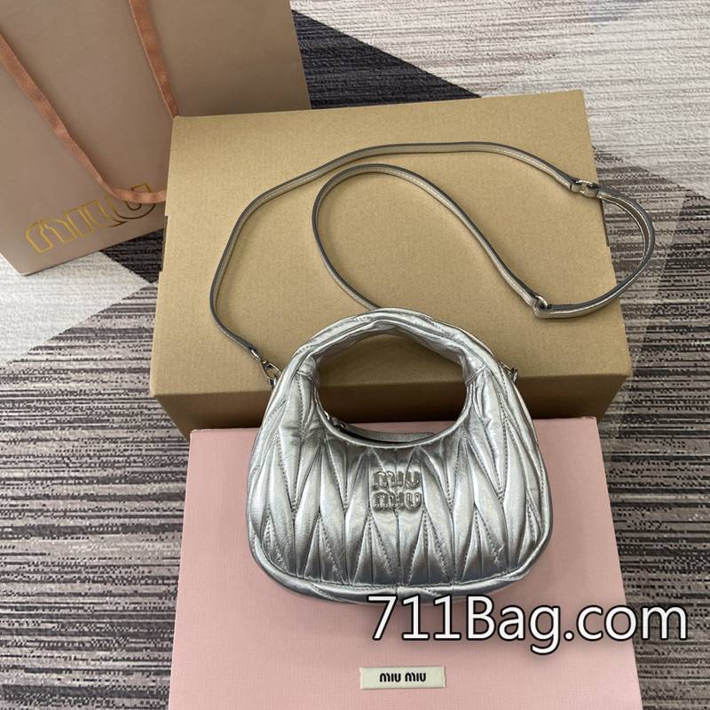 頂級一比一MiuMiu 5BP078 細節講究奢侈品包包 MiuMiu仿真手鍊尺寸:17.5X14X5.5顏色:銀色/原廠皮。 頂級一比一MiuMiu 5BP078 細節講究奢侈品包包 MiuMiu仿真手鍊尺寸:17.5X14X5.5顏色:銀色/原廠皮。