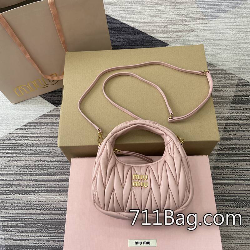 頂級超3AMiuMiu 5BP078 精品工藝還原專櫃款 MiuMiu高仿時尚女裝尺寸:17.5X14X5.5顏色:粉色/原廠皮。 頂級超3AMiuMiu 5BP078 精品工藝還原專櫃款 MiuMiu高仿時尚女裝尺寸:17.5X14X5.5顏色:粉色/原廠皮。