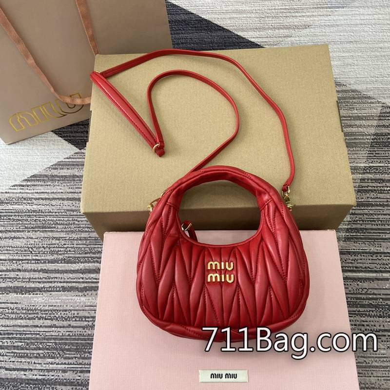 頂級精品MiuMiu 5BP078 無任何多餘線頭,做工乾淨利落。 高仿MiuMiu推薦款尺寸:17.5X14X5.5顏色:紅色/原廠皮。 頂級精品MiuMiu 5BP078 無任何多餘線頭,做工乾淨利落。 高仿MiuMiu推薦款尺寸:17.5X14X5.5顏色:紅色/原廠皮。