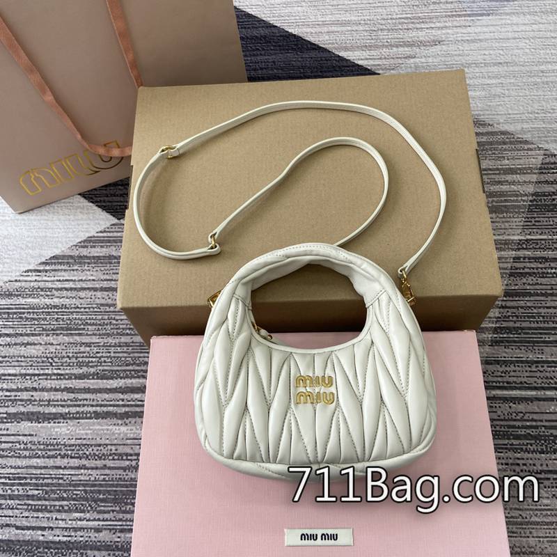 一比一MiuMiu 5BP078 五金配件採用電鍍工藝,不易褪色。 高仿MiuMiu原版皮尺寸:17.5X14X5.5顏色:白色/原廠皮。 一比一MiuMiu 5BP078 五金配件採用電鍍工藝,不易褪色。 高仿MiuMiu原版皮尺寸:17.5X14X5.5顏色:白色/原廠皮。