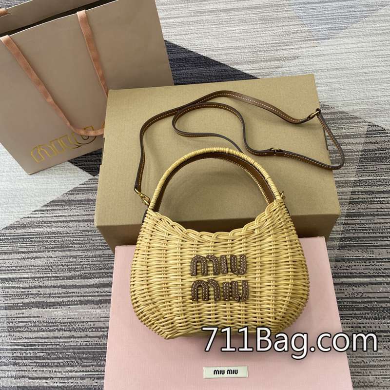 超3AMiuMiu 5BC125 細節講究奢侈品包包 高仿MiuMiu推薦款尺寸:23x13x7cm。顏色:編織棕色。 超3AMiuMiu 5BC125 細節講究奢侈品包包 高仿MiuMiu推薦款尺寸:23x13x7cm。顏色:編織棕色。