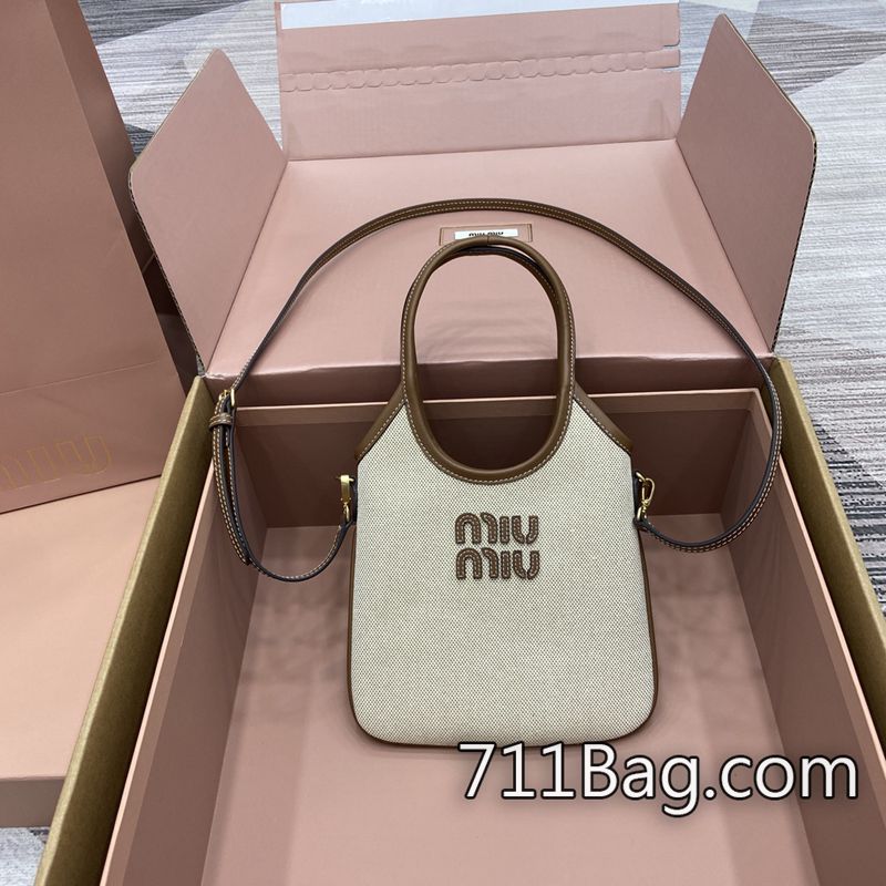 頂級一比一MiuMiu 5BA281 做工媲美歐洲原廠水準。 MiuMiuA貨微商貨源尺寸:20cmx24cm顏色:帆佈棕色/原廠皮。 頂級一比一MiuMiu 5BA281 做工媲美歐洲原廠水準。 MiuMiuA貨微商貨源尺寸:20cmx24cm顏色:帆佈棕色/原廠皮。