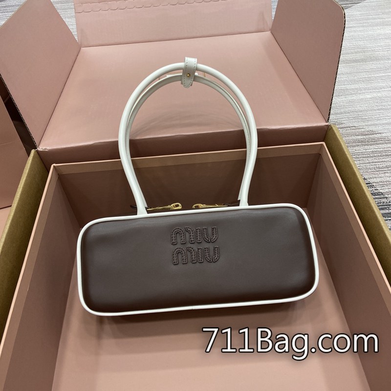 精品高仿MiuMiu 5BB173 完美復刻細節包包 高仿MiuMiu源頭尺寸:28×11.5x8cm顏色:石楠木配白色/原廠皮。 精品高仿MiuMiu 5BB173 完美復刻細節包包 高仿MiuMiu源頭尺寸:28×11.5x8cm顏色:石楠木配白色/原廠皮。