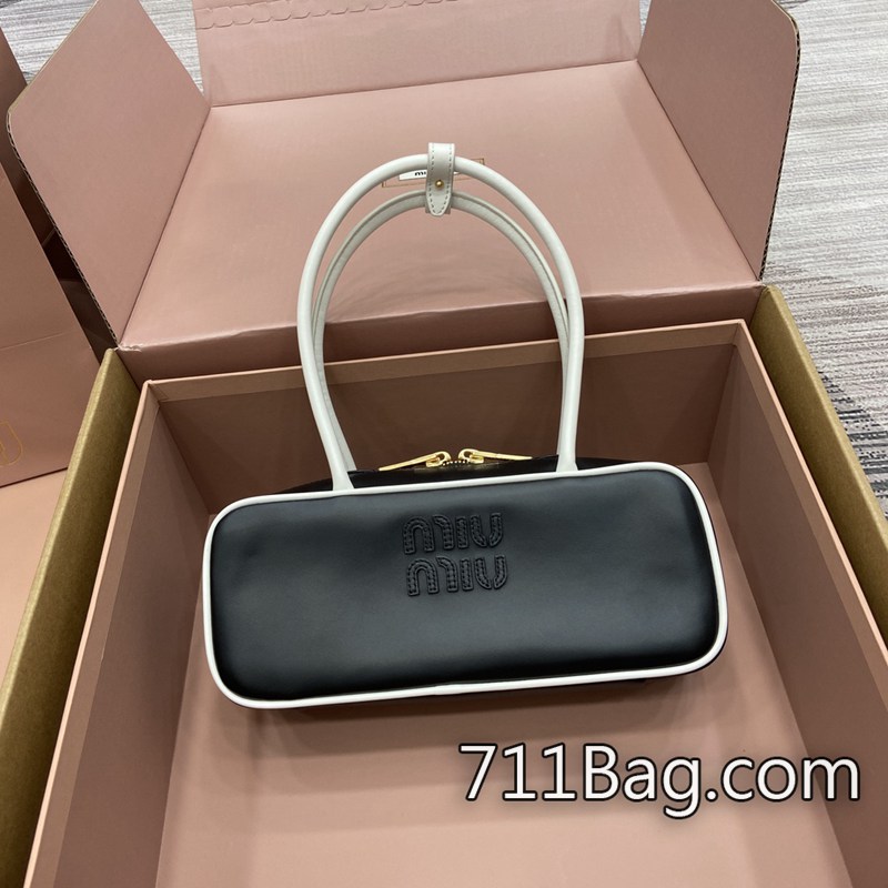 頂級高仿MiuMiu 5BB173 多平臺人氣款,質感超乎預期。 A貨MiuMiu外套尺寸:28×11.5x8cm顏色:黑色配白色/原廠皮。 頂級高仿MiuMiu 5BB173 多平臺人氣款,質感超乎預期。 A貨MiuMiu外套尺寸:28×11.5x8cm顏色:黑色配白色/原廠皮。