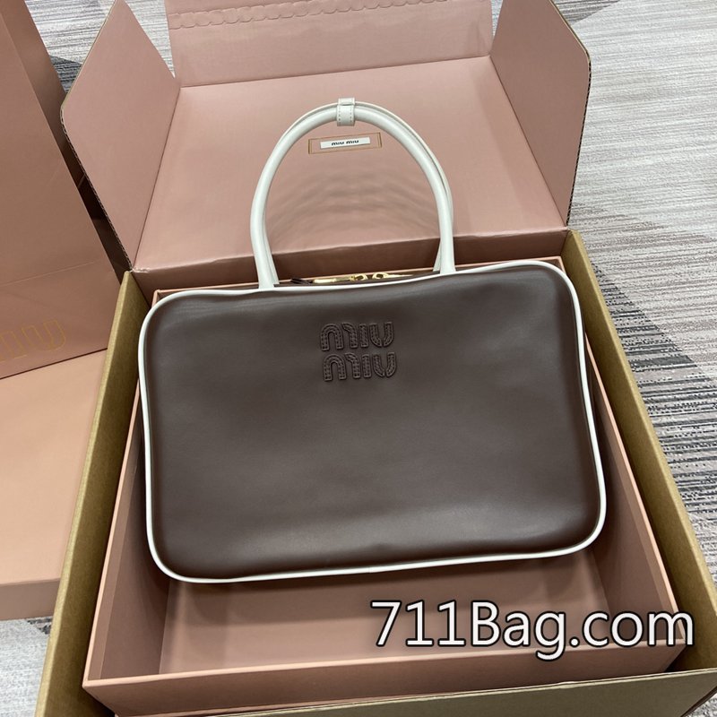 頂級超3AMiuMiu 5BB117 超A品質,高仿界中的天花板。 頂級高仿MiuMiu尺寸:34X23X11cm顏色:石楠木配白色/原廠皮。意大利創作 頂級超3AMiuMiu 5BB117 超A品質,高仿界中的天花板。 頂級高仿MiuMiu尺寸:34X23X11cm顏色:石楠木配白色/原廠皮。意大利創作