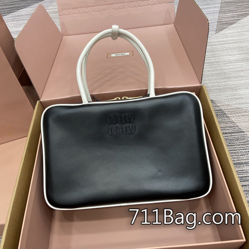 頂級A貨MiuMiu 5BB117 頂級原單貨,幾可亂真。 MiuMiu仿真耳環尺寸:34X23X11cm顏色:黑色配白色/原廠皮。意大利創作 頂級A貨MiuMiu 5BB117 頂級原單貨,幾可亂真。 MiuMiu仿真耳環尺寸:34X23X11cm顏色:黑色配白色/原廠皮。意大利創作
