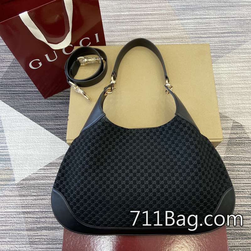 頂級精品Gucci 834981 手工打造細節控首選 學生黨最愛Gucci高仿尺寸:42厘米(寬)x36厘米(高)x2厘米(深)重量:約0.85千克顏色:黑色絨面料/原廠皮 頂級精品Gucci 834981 手工打造細節控首選 學生黨最愛Gucci高仿尺寸:42厘米(寬)x36厘米(高)x2厘米(深)重量:約0.85千克顏色:黑色絨面料/原廠皮