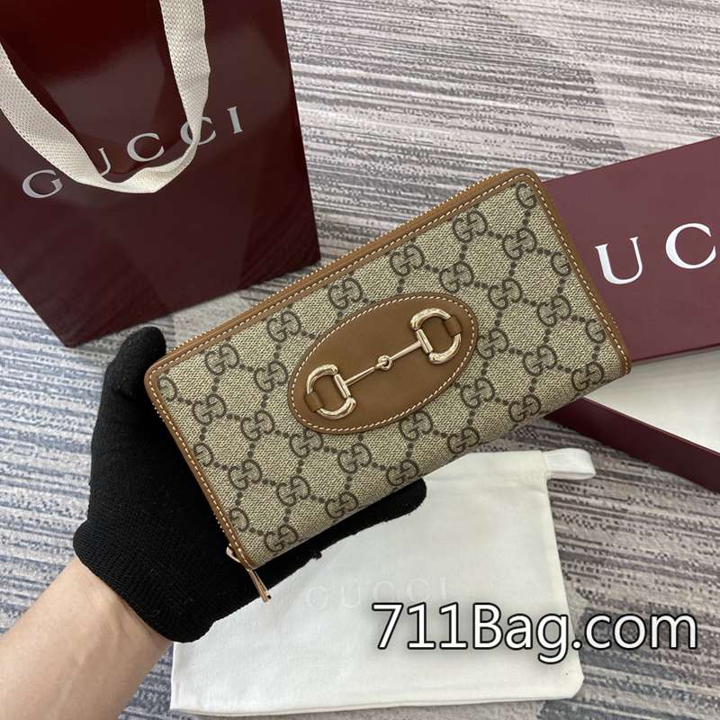 頂級A貨Gucci古馳 621889 品控嚴格,不合格不出貨。 高仿Gucci後背包尺寸:寬19*高10*側寬4。顏色:棕色pvc。 頂級A貨Gucci古馳 621889 品控嚴格,不合格不出貨。 高仿Gucci後背包尺寸:寬19*高10*側寬4。顏色:棕色pvc。