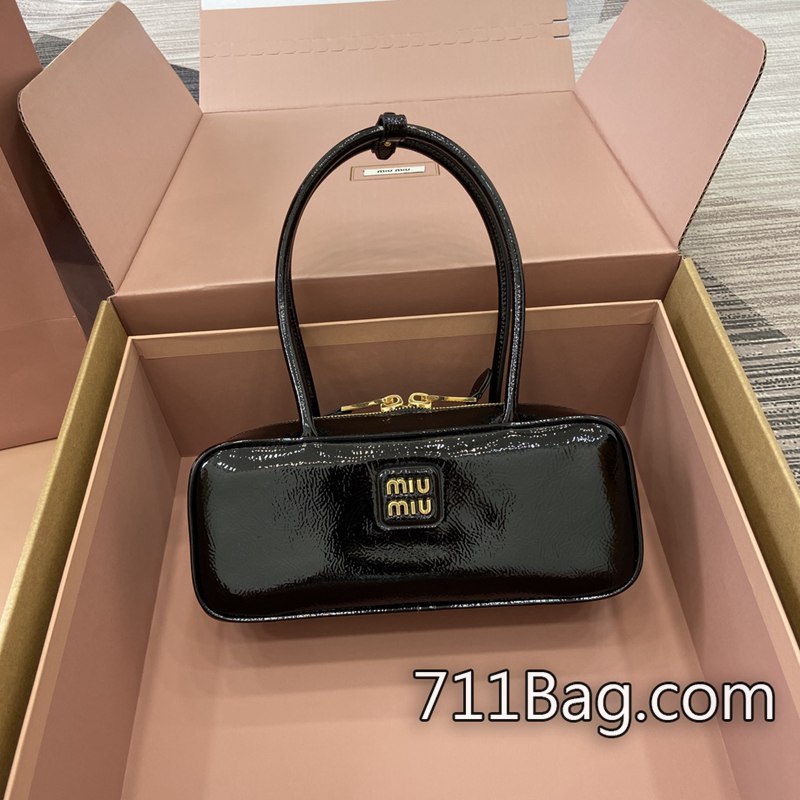 頂級A貨MiuMiu 5BB173 用料實在高端手袋 高仿MiuMiu香港代購尺寸:28×11.5x8cm顏色:油蠟黑色漆皮/原廠皮。 頂級A貨MiuMiu 5BB173 用料實在高端手袋 高仿MiuMiu香港代購尺寸:28×11.5x8cm顏色:油蠟黑色漆皮/原廠皮。