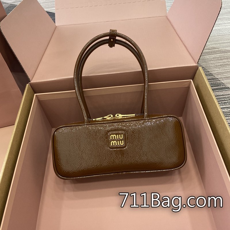 頂級超3AMiuMiu 5BB173 頂級原料還原度高 高仿MiuMiu折扣活動尺寸:28×11.5x8cm顏色:棕色蠟黑色漆皮/原廠皮。 頂級超3AMiuMiu 5BB173 頂級原料還原度高 高仿MiuMiu折扣活動尺寸:28×11.5x8cm顏色:棕色蠟黑色漆皮/原廠皮。