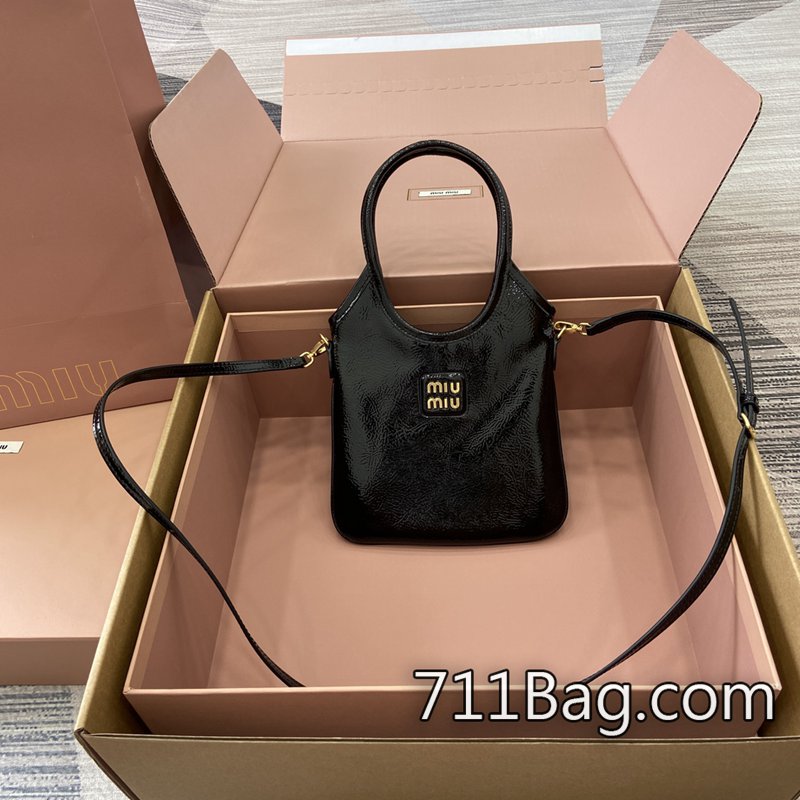 精品A貨MiuMiu 5BA281 無任何多餘線頭,做工乾淨利落。 MiuMiu仿品店推薦尺寸:20cmx24cm。顏色:油蠟漆皮黑色/原廠皮。 精品A貨MiuMiu 5BA281 無任何多餘線頭,做工乾淨利落。 MiuMiu仿品店推薦尺寸:20cmx24cm。顏色:油蠟漆皮黑色/原廠皮。