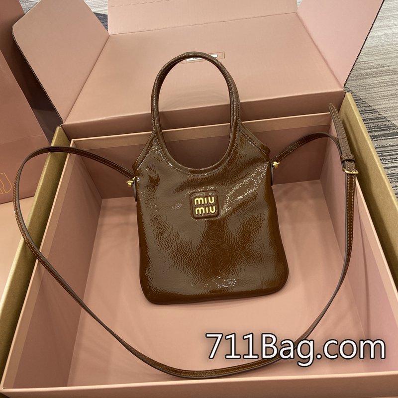 頂級精品MiuMiu繆繆 5BA281 專櫃對版材質還原度高 MiuMiu平替包尺寸:20cmx24cm。顏色:棕色漆皮黑色/原廠皮。 頂級精品MiuMiu繆繆 5BA281 專櫃對版材質還原度高 MiuMiu平替包尺寸:20cmx24cm。顏色:棕色漆皮黑色/原廠皮。