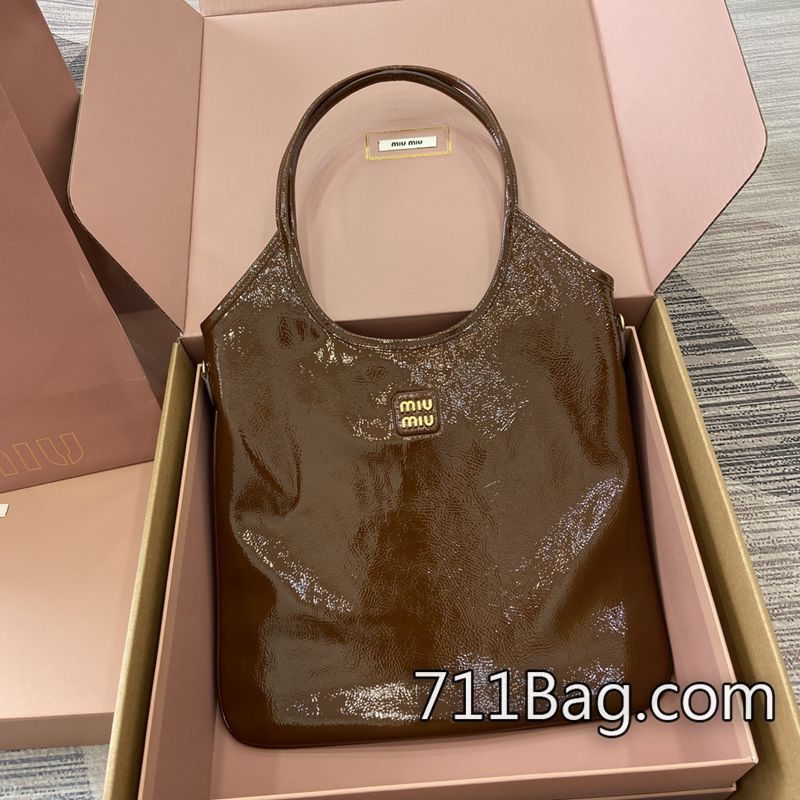精品高仿MiuMiu 5BG231 多夾層設計,收納方便。 MiuMiu同步原版A貨尺寸:W35×H40cm。顏色:棕色油蠟漆皮/原廠皮。 精品高仿MiuMiu 5BG231 多夾層設計,收納方便。 MiuMiu同步原版A貨尺寸:W35×H40cm。顏色:棕色油蠟漆皮/原廠皮。