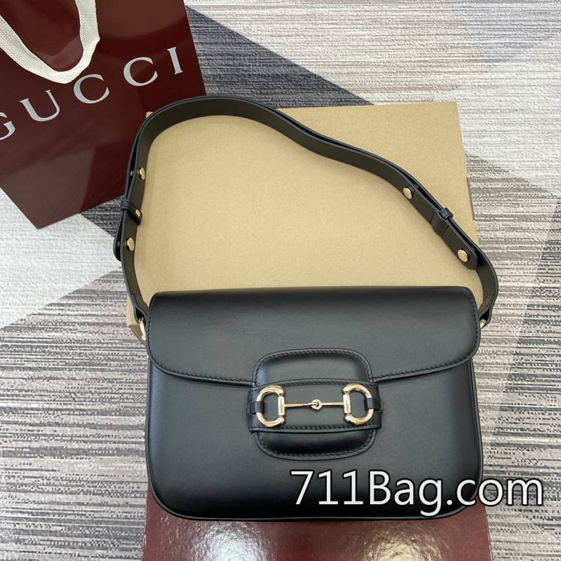 頂級一比一Gucci古馳 815178 每個扣環轉角打磨平滑不刮手。 上班族必備Gucci A貨尺寸:25.9✖17.5✖9.9cm顏色:黑色原廠皮 頂級一比一Gucci古馳 815178 每個扣環轉角打磨平滑不刮手。 上班族必備Gucci A貨尺寸:25.9✖17.5✖9.9cm顏色:黑色原廠皮