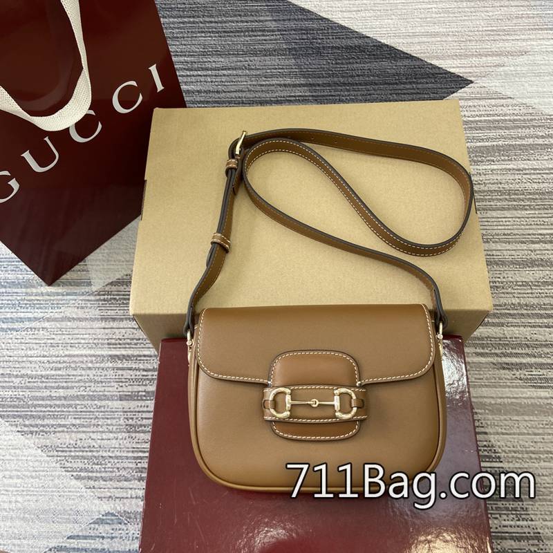 精品高仿Gucci 815205 使用與正品相同材質面料。 Gucci高仿包年中特惠尺寸:20✖14✖5cm。顏色:棕色原廠皮。 精品高仿Gucci 815205 使用與正品相同材質面料。 Gucci高仿包年中特惠尺寸:20✖14✖5cm。顏色:棕色原廠皮。