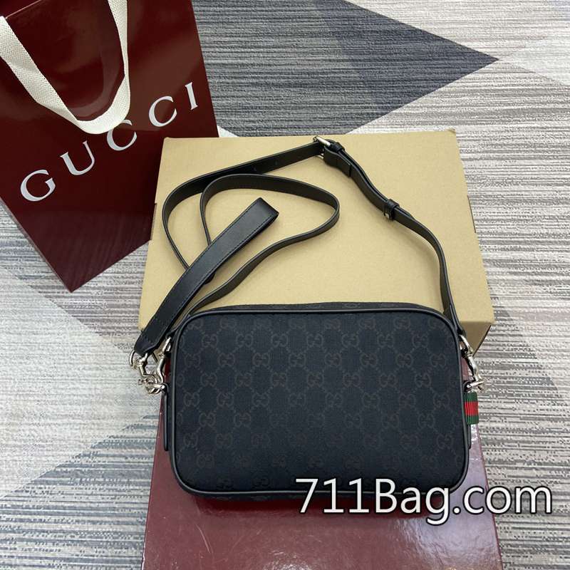 高仿Gucci 834802 嚴選材質打造精品包 Gucci超A貨包款尺寸:23.5厘米(寬)x15厘米(高)x5厘米(深)重量:約0.4千克顏色:黑色佈/原廠皮 高仿Gucci 834802 嚴選材質打造精品包 Gucci超A貨包款尺寸:23.5厘米(寬)x15厘米(高)x5厘米(深)重量:約0.4千克顏色:黑色佈/原廠皮