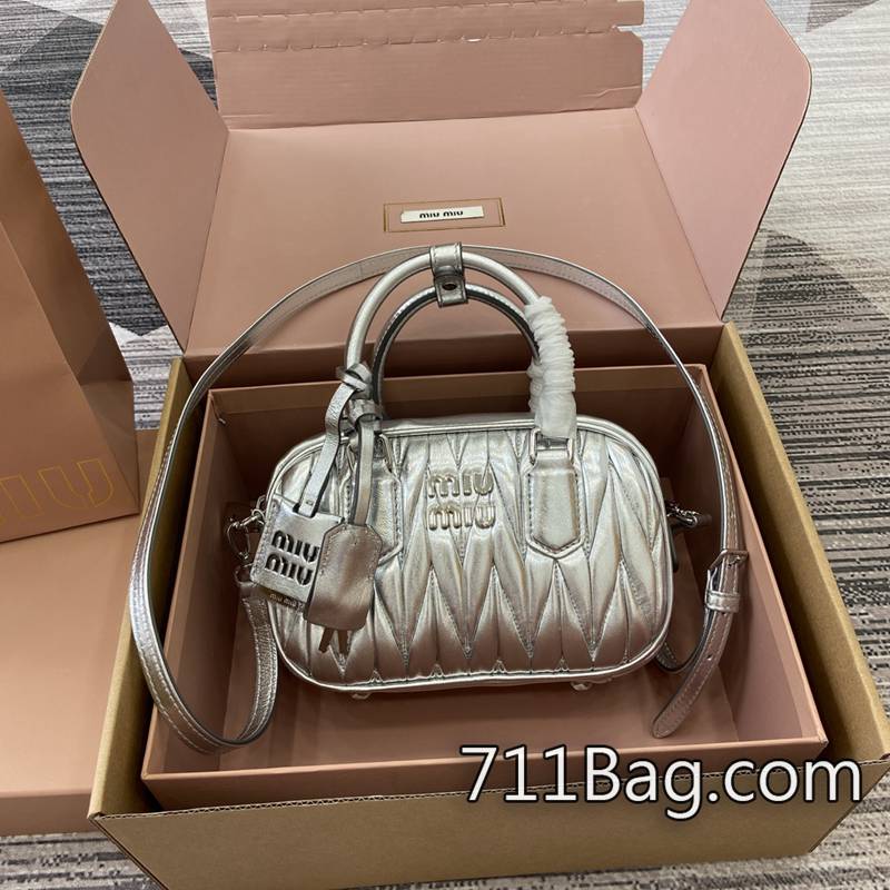 頂級超3AMiuMiu 5BB123 進口皮料定製包包 高仿MiuMiu專櫃版尺寸:W19×H13×D6cm。顏色:銀色全皮/原廠 頂級超3AMiuMiu 5BB123 進口皮料定製包包 高仿MiuMiu專櫃版尺寸:W19×H13×D6cm。顏色:銀色全皮/原廠