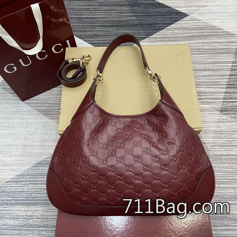A貨Gucci 834981 細節控必入精品女包 Gucci高仿與正品對比尺寸:42厘米(寬)x36厘米(高)x2厘米(深)重量:約0.85千克顏色:安可拉紅全皮壓花/原廠皮。 A貨Gucci 834981 細節控必入精品女包 Gucci高仿與正品對比尺寸:42厘米(寬)x36厘米(高)x2厘米(深)重量:約0.85千克顏色:安可拉紅全皮壓花/原廠皮。