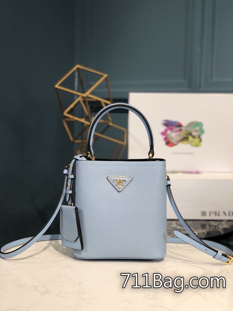 高仿Prada 1BA217 皮革光澤自然,不油不亮。 A貨Prada包有無特價尺寸:18×8.5×11cm 高仿Prada 1BA217 皮革光澤自然,不油不亮。 A貨Prada包有無特價尺寸:18×8.5×11cm