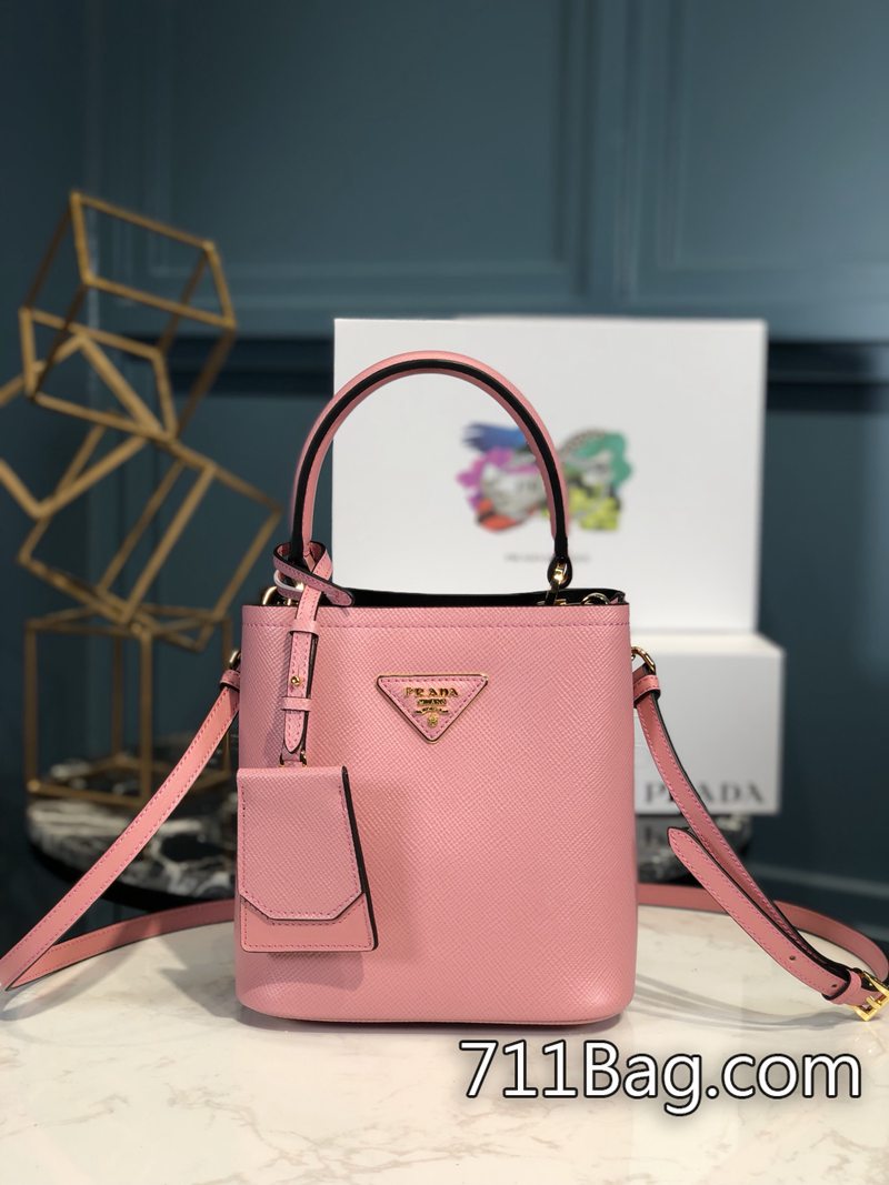 頂級一比一Prada 1BA217 仿真度極高,細節媲美專櫃正品。 高仿Prada包大陸出貨尺寸:18×8.5×11cm 頂級一比一Prada 1BA217 仿真度極高,細節媲美專櫃正品。 高仿Prada包大陸出貨尺寸:18×8.5×11cm