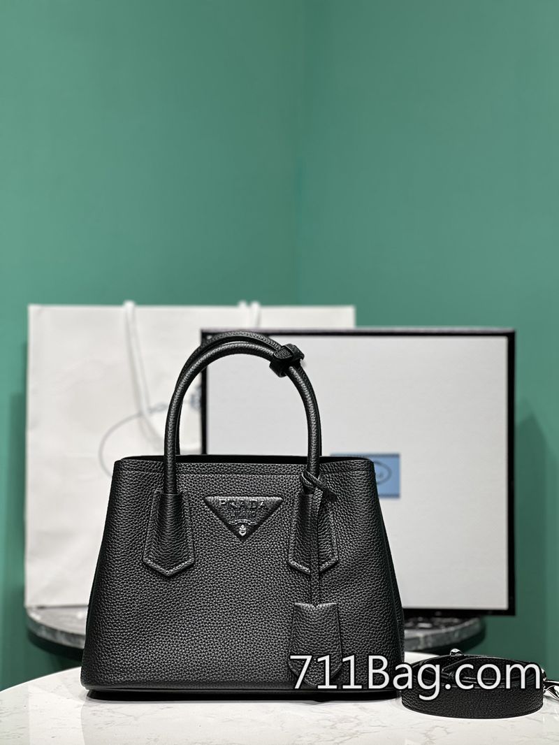 頂級高仿Prada 1BG443 適合收藏與日常搭配兩用。 高仿Prada包值得買嗎尺寸:25*18.5*12.5cm 頂級高仿Prada 1BG443 適合收藏與日常搭配兩用。 高仿Prada包值得買嗎尺寸:25*18.5*12.5cm