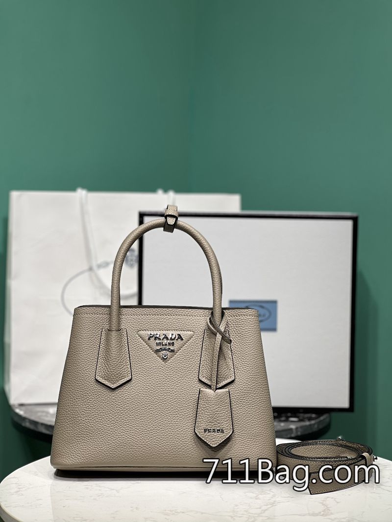 頂級A貨Prada 1BG443 細節到每一針一線 Prada腋下包A貨真皮尺寸:25*18.5*12.5cm 頂級A貨Prada 1BG443 細節到每一針一線 Prada腋下包A貨真皮尺寸:25*18.5*12.5cm