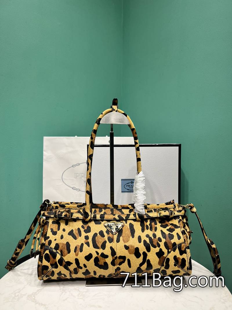 精仿Prada 1BA426 如藝術品般的精緻呈現。 A貨Prada包便宜又好尺寸:長32x高15.5x底12cm 精仿Prada 1BA426 如藝術品般的精緻呈現。 A貨Prada包便宜又好尺寸:長32x高15.5x底12cm