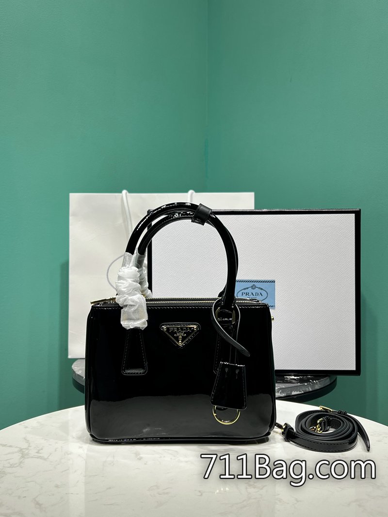 原版一比一Prada 1BA906 五金扣具重量與原版一致,質感出眾。 高仿Prada包包附原廠盒尺寸:20×15×9.5cm 原版一比一Prada 1BA906 五金扣具重量與原版一致,質感出眾。 高仿Prada包包附原廠盒尺寸:20×15×9.5cm