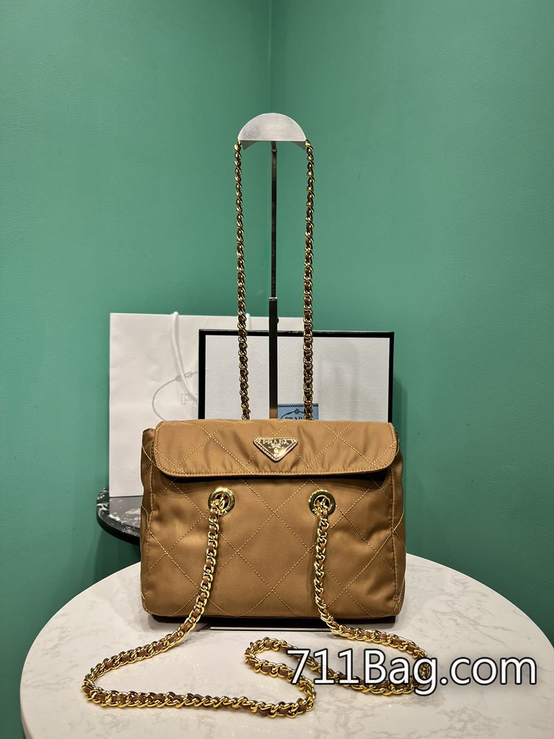 精品A貨Prada 1BD620 內裡選用高級絨佈,觸感絲滑。 高仿Prada包大陸出貨尺寸:長25x高21x底5cm 精品A貨Prada 1BD620 內裡選用高級絨佈,觸感絲滑。 高仿Prada包大陸出貨尺寸:長25x高21x底5cm