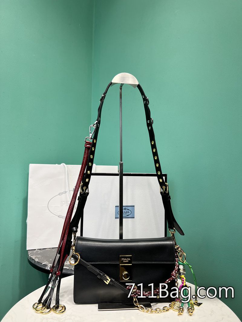 高仿Prada 1BD379 包口走線與原版比例一致。 仿Prada殺手包尺寸:長24高13.5x底6cm型號:1BD379 高仿Prada 1BD379 包口走線與原版比例一致。 仿Prada殺手包尺寸:長24高13.5x底6cm型號:1BD379