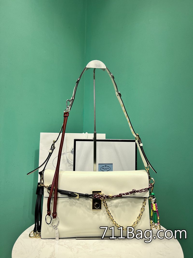 頂級高仿Prada 1BD378 好評如潮,高端客戶最愛。 流行款Prada仿包2025尺寸:長35x高19.5x底10.5cm型號:1BD378 頂級高仿Prada 1BD378 好評如潮,高端客戶最愛。 流行款Prada仿包2025尺寸:長35x高19.5x底10.5cm型號:1BD378