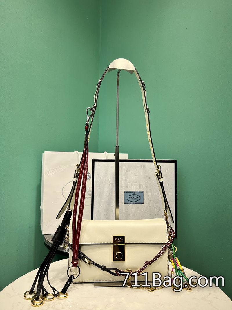 頂級一比一Prada 1BD379 可調節背帶,靈活實用。 高仿Prada包人氣TOP10尺寸:長24高13.5x底6cm型號:1BD379 頂級一比一Prada 1BD379 可調節背帶,靈活實用。 高仿Prada包人氣TOP10尺寸:長24高13.5x底6cm型號:1BD379